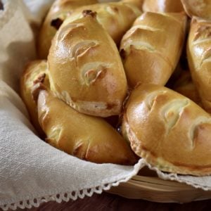 Mini ricotta pies in a wicker basket.