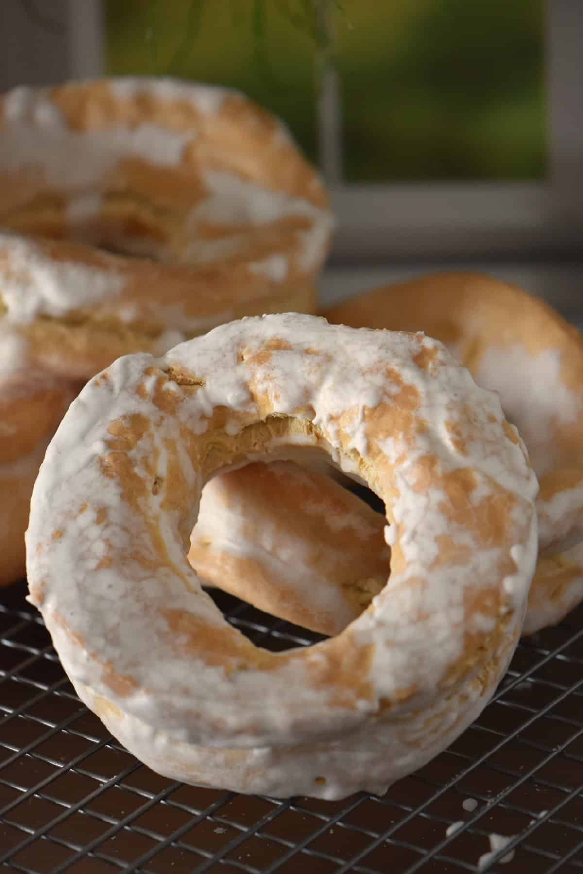 A close-up photo of a sugar-crusted tarallo. 