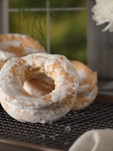 Glazed taralli on a cooling rack.