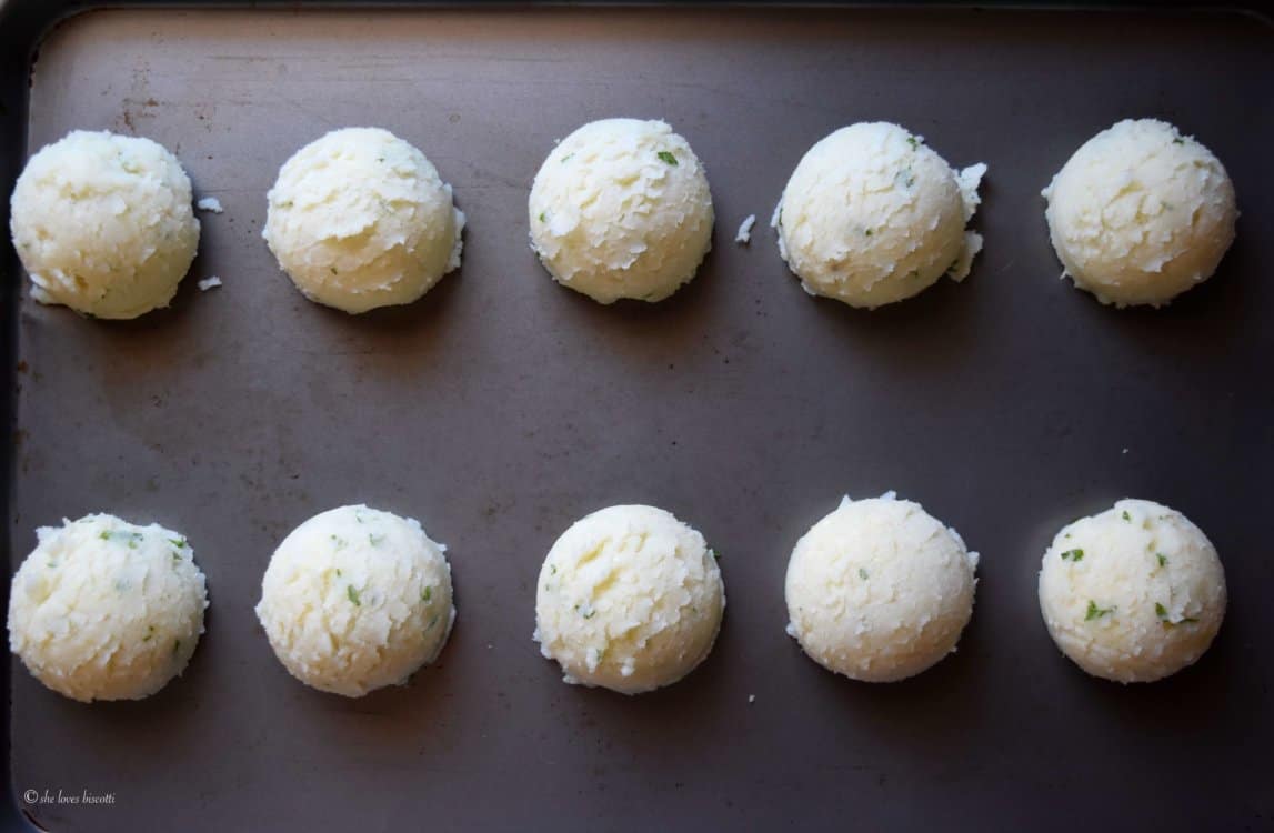 10 scoops of mashed potato shown on a tray.