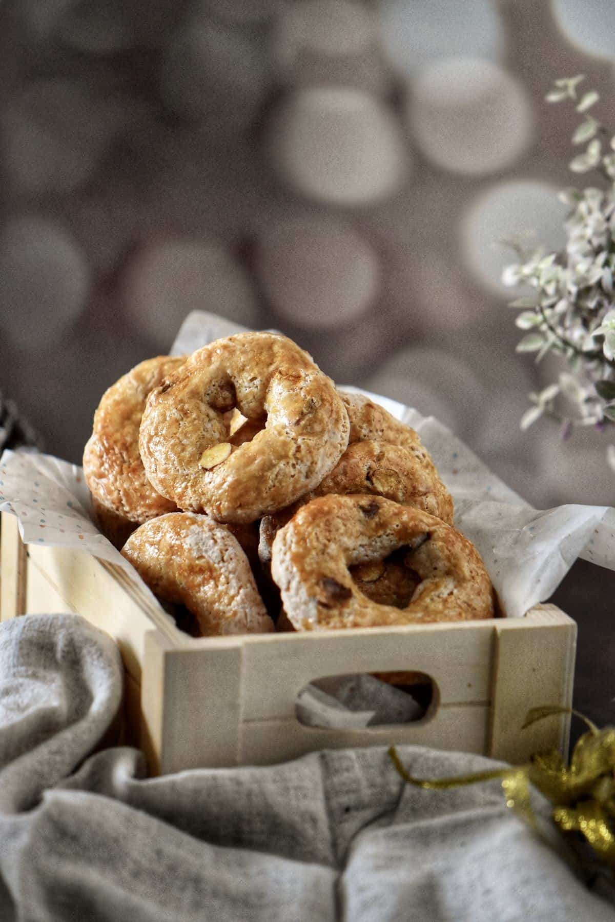 Spicy Roccocò cookies in a wooden box.