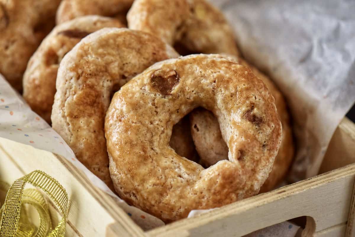 Spicy Roccocò cookies in a wooden box.