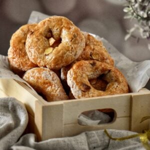 Spicy Roccocò cookies in a wooden box.