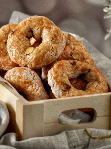 Spicy Roccocò cookies in a wooden box.