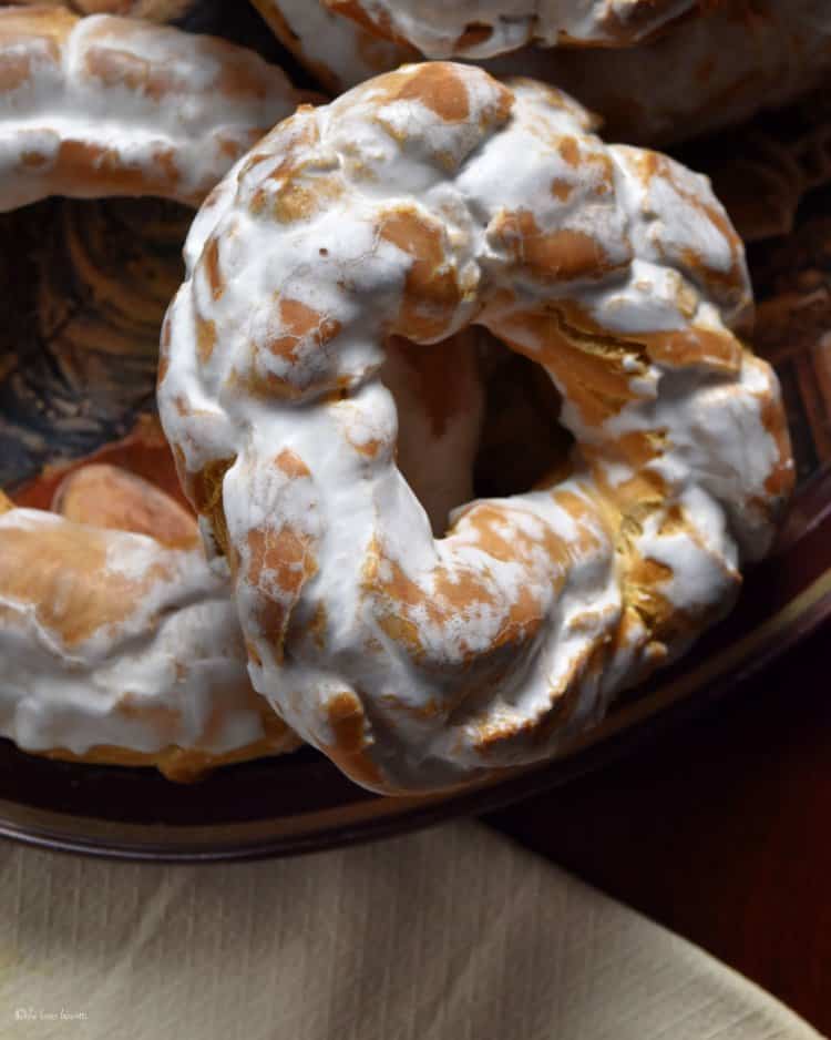 Close up of a glazed taralli.