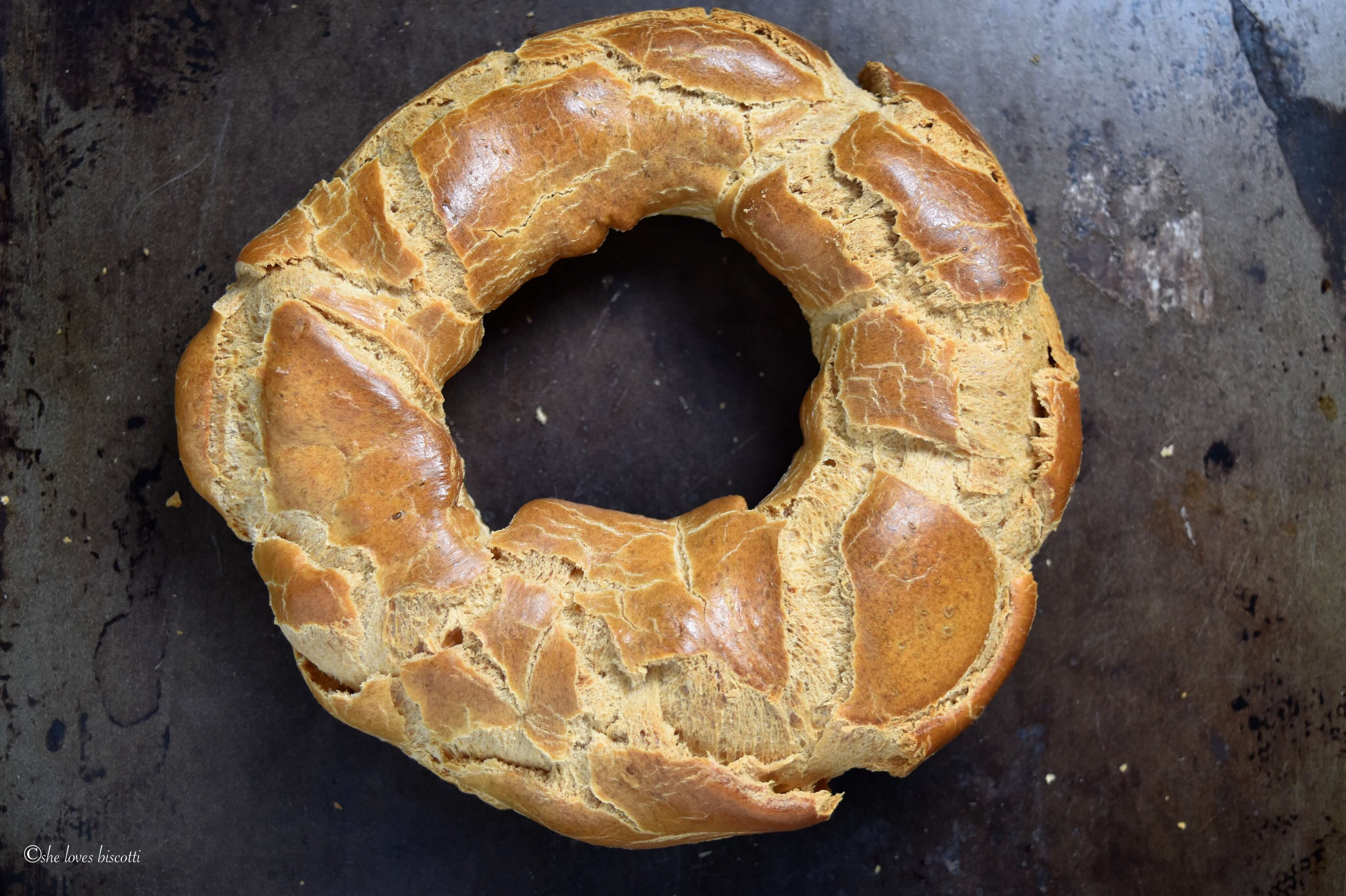 A single unglazed taralli as seen from the top.