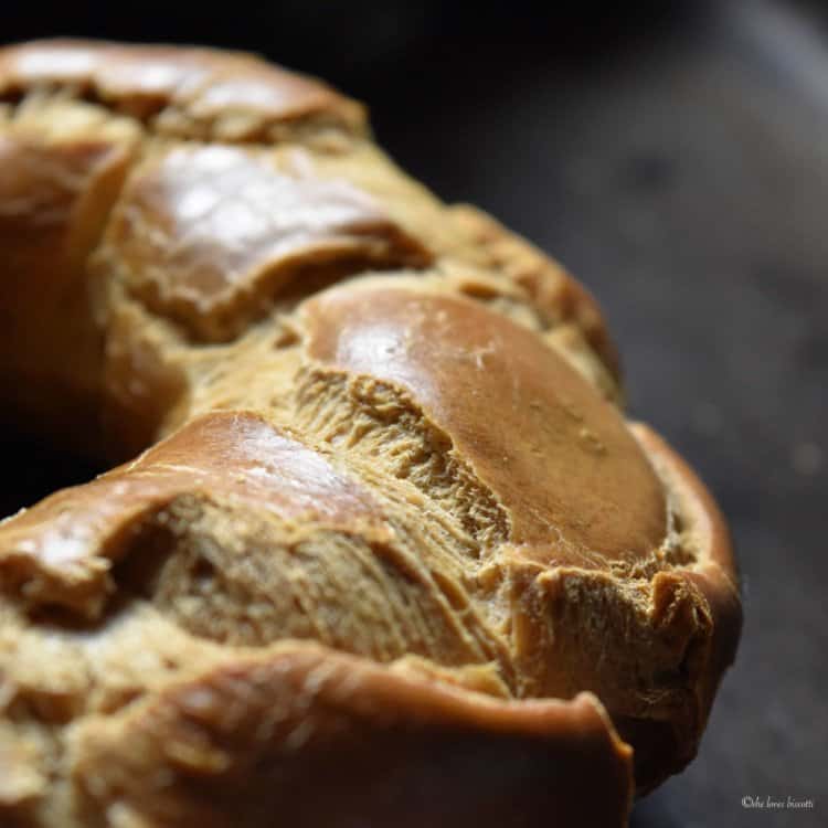 Close up of the side of a taralli showing the cracks.