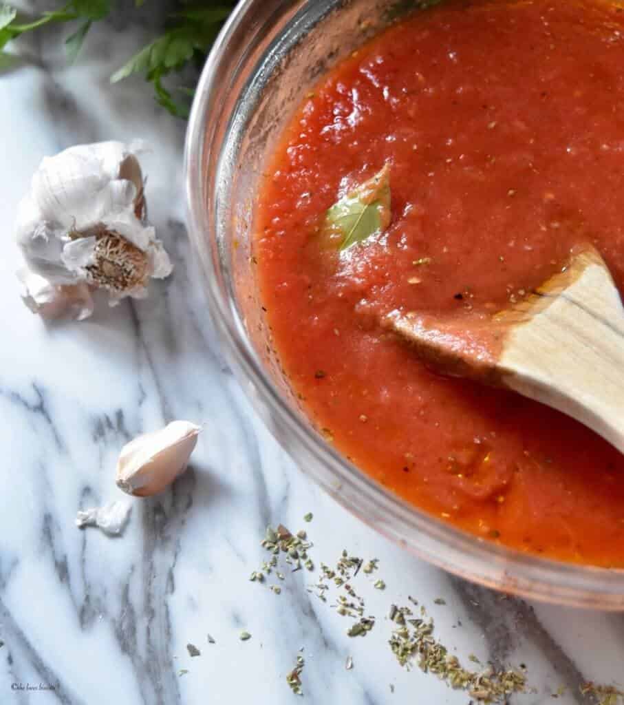 Pizza sauce in a bowl.
