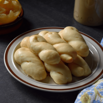 A plate of lemon cookies.