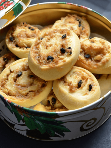 A cookie tin of the pets de soeur cookies is shown.