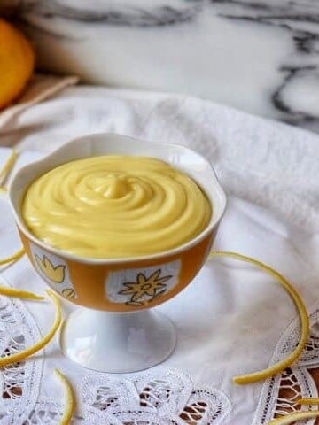 Freshly made pastry cream in a serving dish.