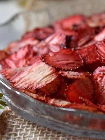 Strawberry chips ready to be served.