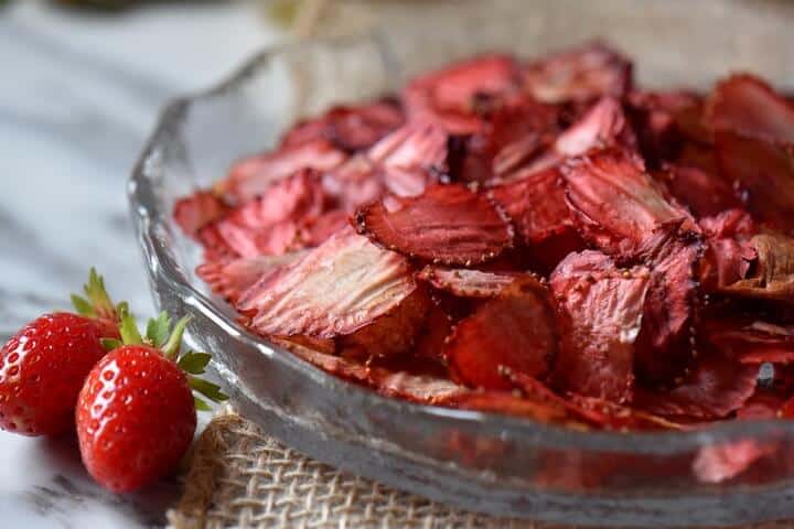 Strawberry chips ready to be served. 