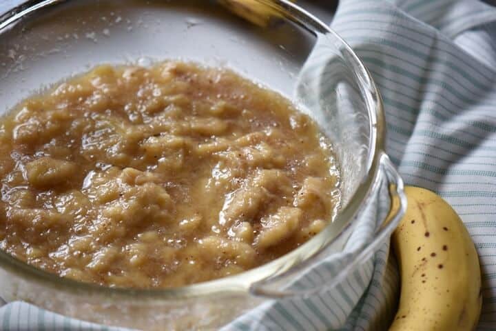 Mashed baked bananas in a dish.