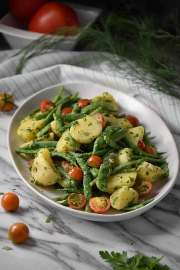 Dieser italienische Kartoffelsalat ist eine Kombination aus Kartoffeln, grünen Bohnen und Kirschtomaten.