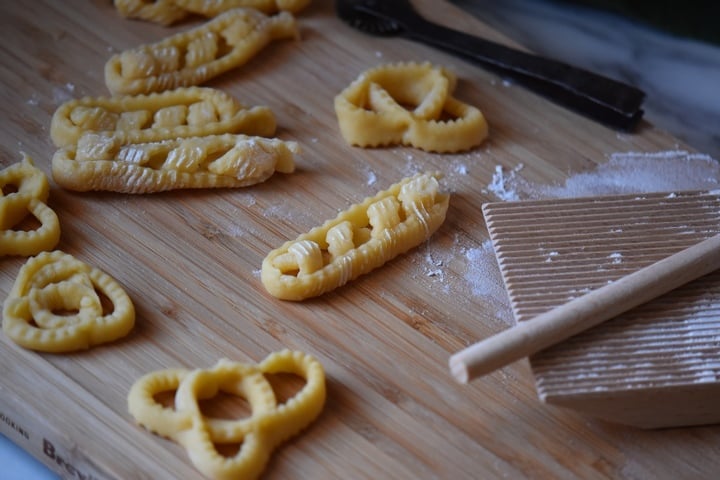 The traditional Italian recipe of Caragnoli are made in two different shapes.