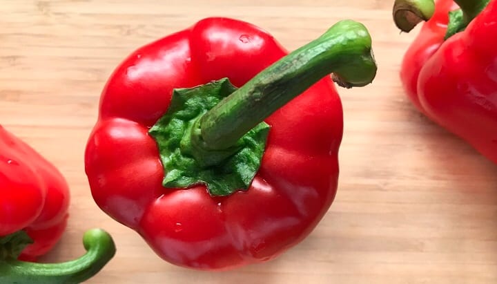 A picture of a bell pepper from the top.