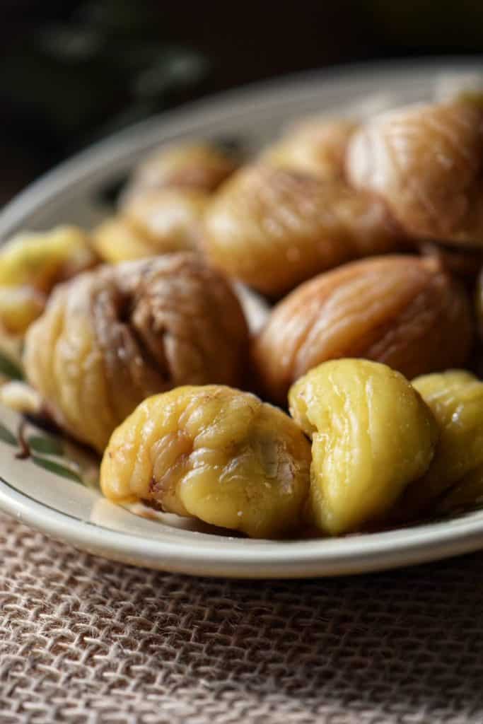 Boiled chestnuts, with both skins removed on a serving dish.