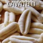 Noen Ricotta cavatelli pasta i en liten haug.Hjemmelaget Ricotta Cavatelli er en fersk pastadeig oppskrift laget med mel, ricotta, melk og egg. Par perfekt med italiensk brokkoli rabe og brokkoli.