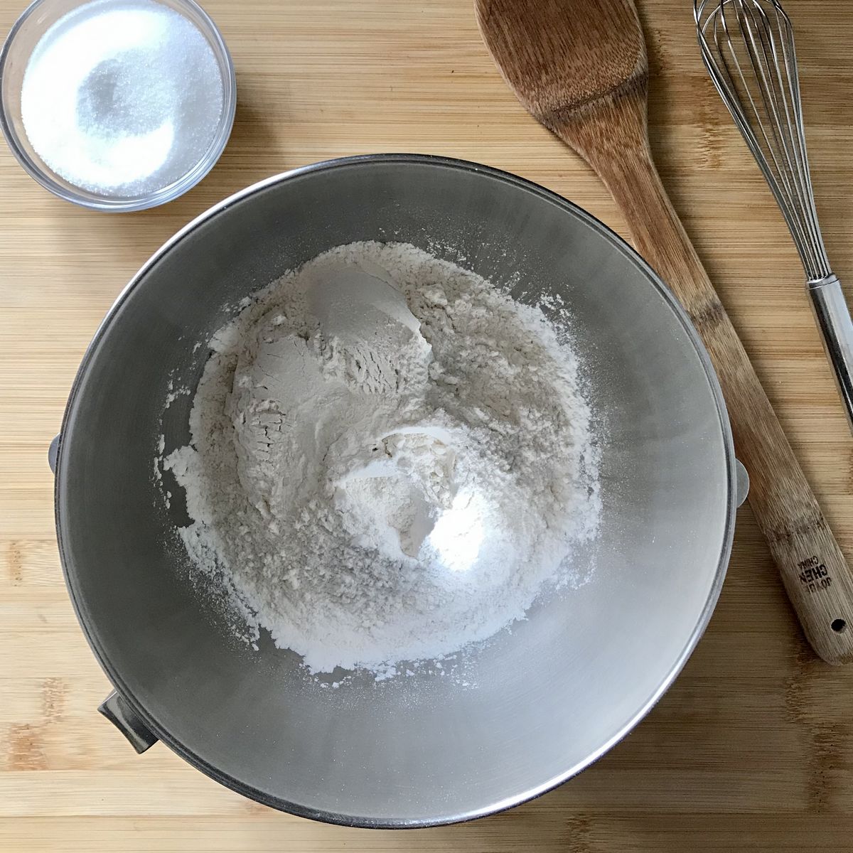 Flour and sugar in bowls.