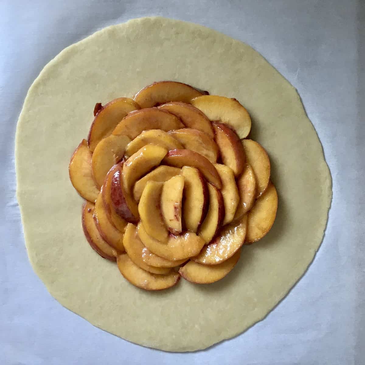 Sliced peaches on a simple homemade crust.