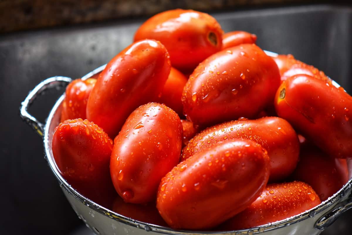 Rinsed tomatoes in a colander.