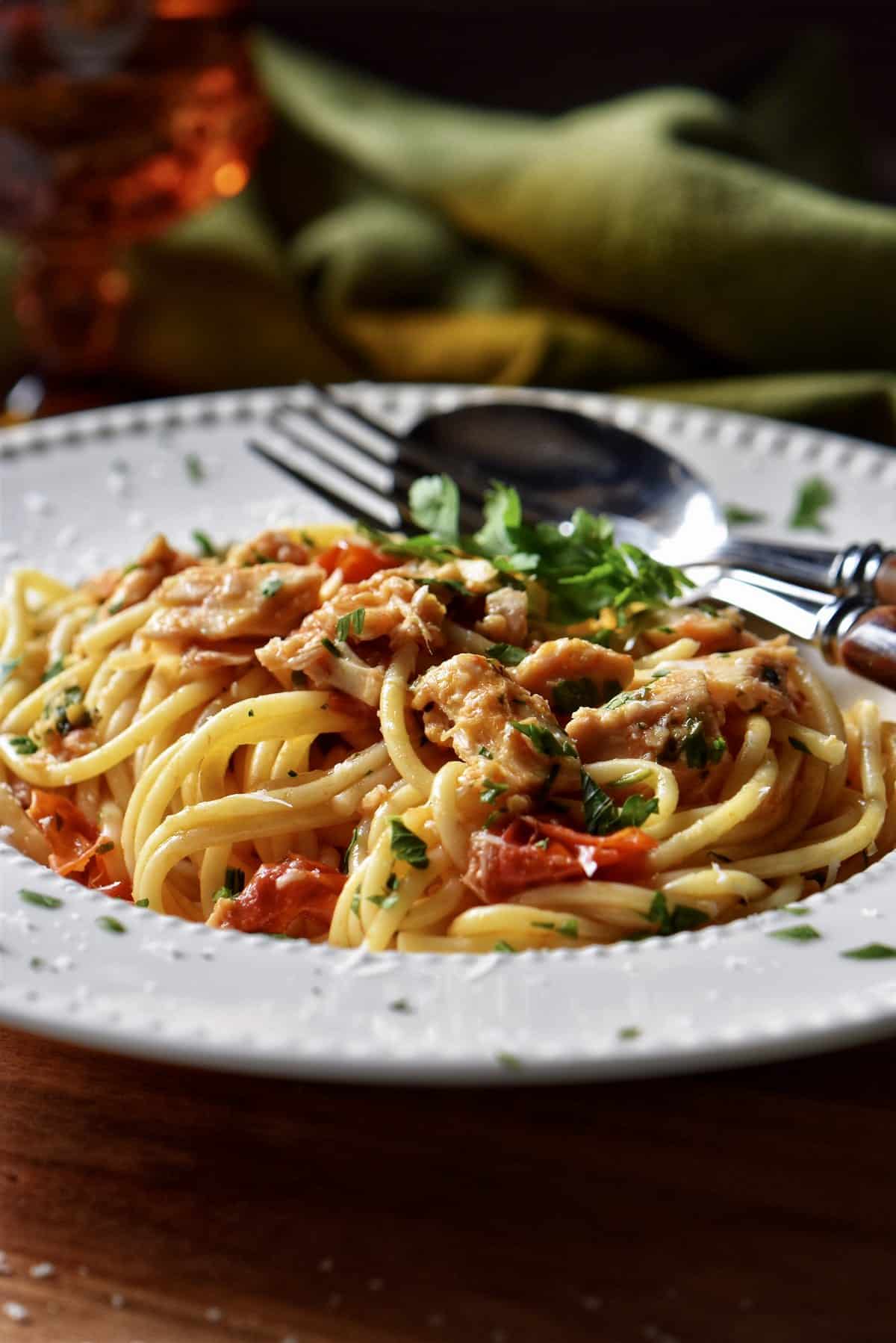 Spaghetti pasta with tuna in a white dish.