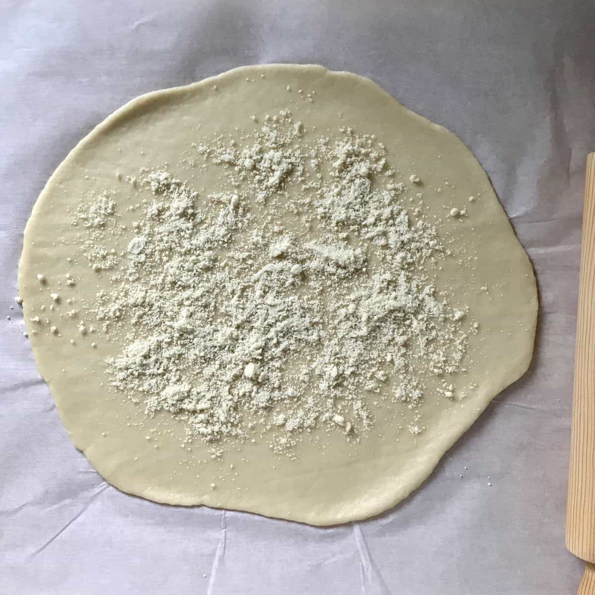 Ground almond sprinkled on crostata dough.