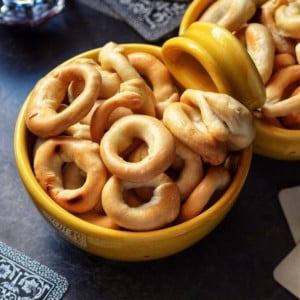 Fennel taralli in a yellow bowl.