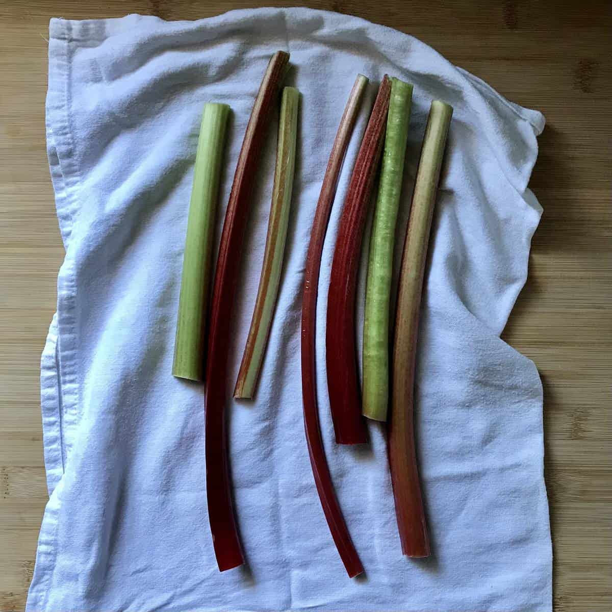 Rhubarb stalks on a clean dish towel.