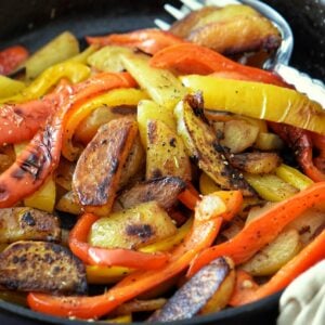 A close up photo of cast iron pipi e patate.