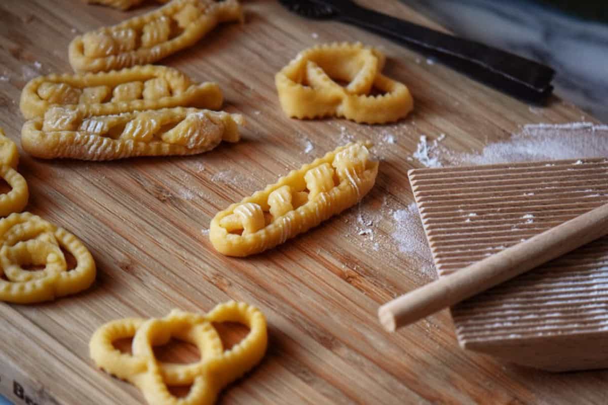 The traditional Italian recipe of Caragnoli are made in two different shapes.