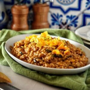 Zucchini risotto on a platter.