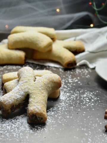 Italian fig cookies on a platter.