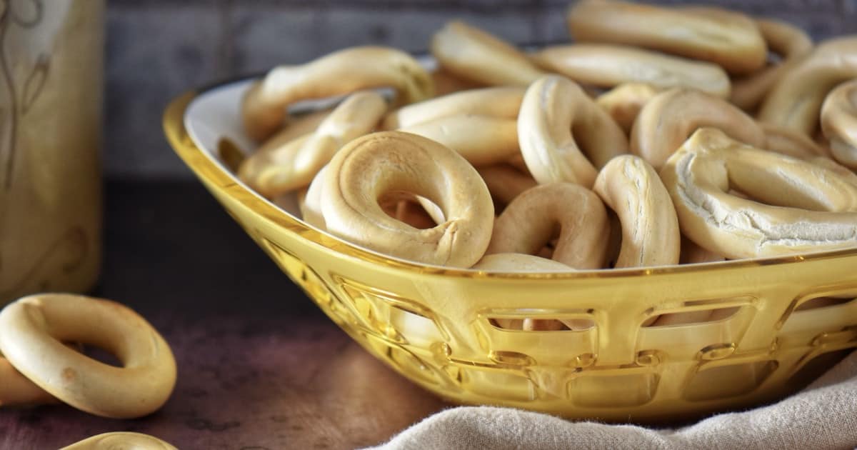 A basket of taralli.